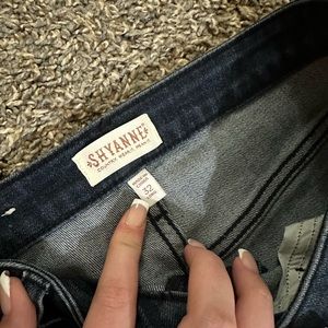 Shyanne bell bottom dark blue distressed jeans size 32 36in inseam